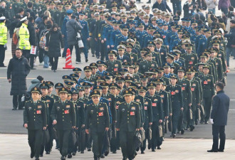 中国全国人大代表走向会场，现场图来了