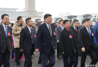 中国全国人大代表走向会场，现场图来了
