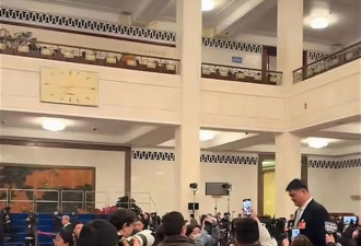 “人群当中最突出”，姚明开两会独自坐最后排