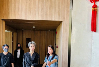 浪姐最新上班照！61岁叶童罕见穿裙子，让人眼前一亮，真少女啊