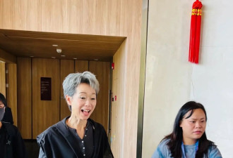 浪姐最新上班照！61岁叶童罕见穿裙子，让人眼前一亮，真少女啊