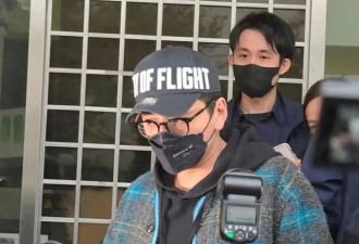 王大陆涉三罪，交保500万台币，笑着离开地检署