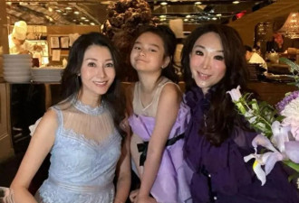 54岁李嘉欣大方曝光，诠释优雅的老去，依然迷人大方