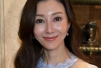 54岁李嘉欣大方曝光，诠释优雅的老去，依然迷人大方