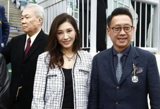 54岁李嘉欣大方曝光，诠释优雅的老去，依然迷人大方
