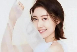 她是靳东亲妹妹，出道25年零绯闻，拒绝过苏有朋追求嫁普通人
