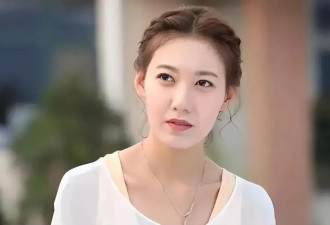 她是靳东亲妹妹，出道25年零绯闻，拒绝过苏有朋追求嫁普通人