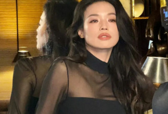 舒淇又牛了！亮相巴黎时装周 获品牌CEO引路 一身透视裙又嫩又霸气
