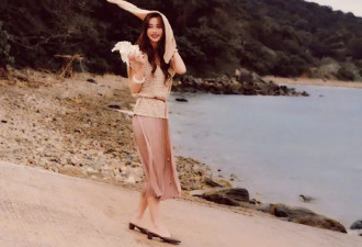 baby化身海螺姑娘，身姿窈窕笑容甜美，姿态妩媚宛如梦中情人