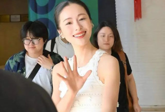 42岁江一燕复出放得开，穿露脐背心美到发光，这状态看起来像24岁