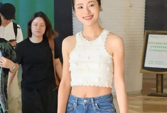 42岁江一燕复出放得开，穿露脐背心美到发光，这状态看起来像24岁