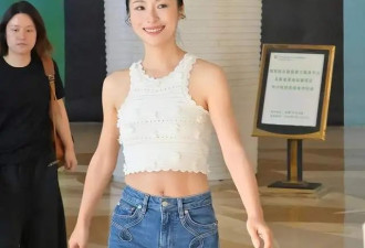 42岁江一燕复出放得开，穿露脐背心美到发光，这状态看起来像24岁