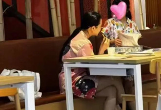 伊能静和女儿洗浴中心被拍，57岁头发黑又密，戴老花镜都没大妈感