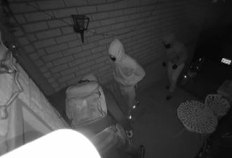 三名恶匪拿枪和锤子闯入宾顿民宅！4岁女童房门被砸屋内留下血迹