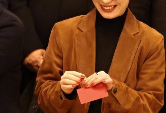 人民大会堂不许化妆，大明星秒变普男普女？