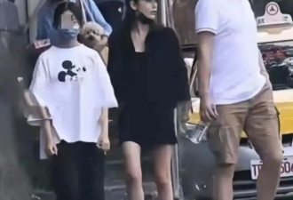 大S去世后女儿首露面，小玥儿身高猛长神韵酷似妈妈，与继母手牵手像亲母女