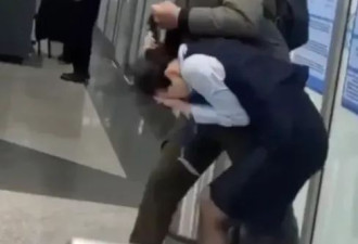 哈萨克斯坦女地勤遭劫持，被拽住马尾疼到尖叫