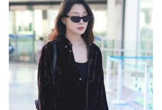 45岁殷桃增肥后大变样，穿丝绒衬衫走机场像少女，美得像换了个人