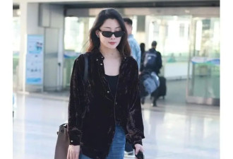 45岁殷桃增肥后大变样，穿丝绒衬衫走机场像少女，美得像换了个人