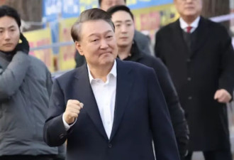52天后，尹锡悦走出看守所：头发灰白，挥手握拳