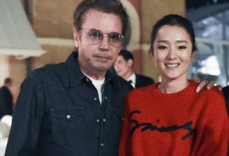 59岁巩俐科技美后状态大回春，穿红色毛衣+半身裙
