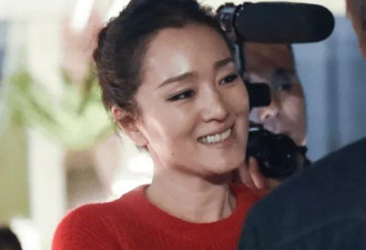 59岁巩俐科技美后状态大回春，穿红色毛衣+半身裙