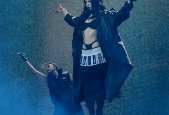 韩星jennie放飞自我！在欧美开演唱会越穿越少