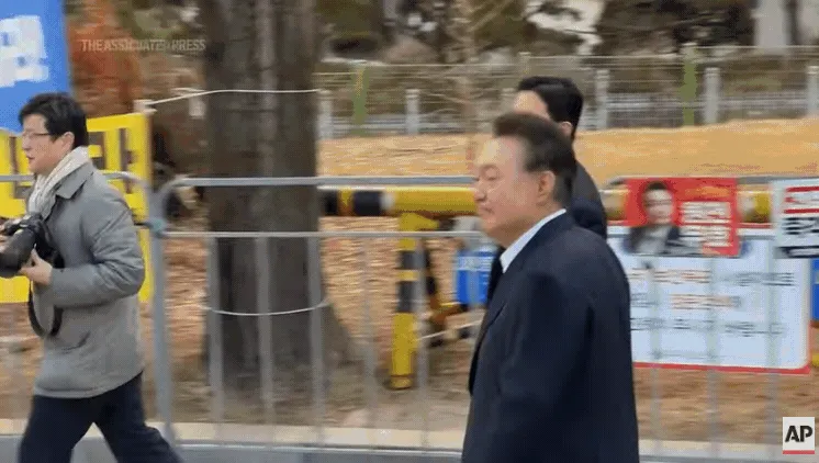 尹锡悦获释走出拘留所 支持者夹道欢呼