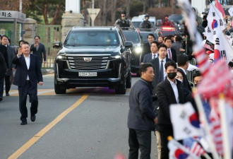尹锡悦获释走出拘留所 支持者夹道欢呼