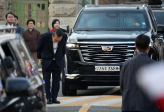 尹锡悦获释走出拘留所 支持者夹道欢呼