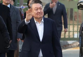 尹锡悦走出看守所,3次鞠躬眼闪泪,睡52天地板...