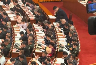 两会｜姚明被"特殊对待" 独坐最后一排有专属座椅