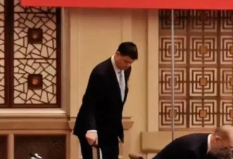 两会｜姚明被"特殊对待" 独坐最后一排有专属座椅