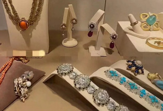 杨颖现身香港珠宝展，背百万级爱马仕