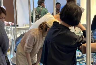 杨颖现身香港珠宝展，背百万级爱马仕
