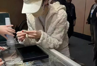 杨颖现身香港珠宝展，背百万级爱马仕