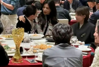 47岁刘涛微醺后彻底放飞，打扮淑女坐宋佳大腿上嗨聊，美女真性情