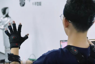 月薪5000，我给人形机器人当“老师”...