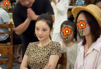 43岁李小璐现身大排档，颈纹暴露真实年龄状态