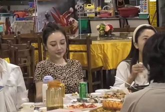 43岁李小璐现身大排档，颈纹暴露真实年龄状态