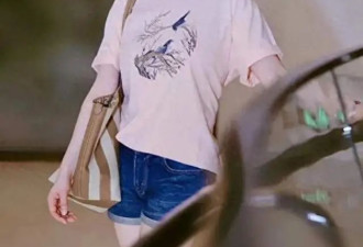 左小青医美后似换个人，穿粉T恤配短裤嫩如少女，美到差点认不出