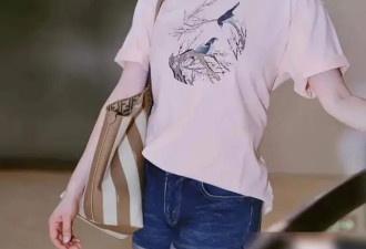 左小青医美后似换个人，穿粉T恤配短裤嫩如少女，美到差点认不出