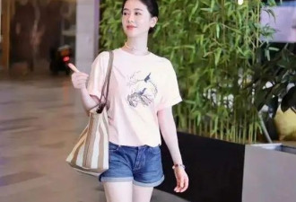 左小青医美后似换个人，穿粉T恤配短裤嫩如少女，美到差点认不出
