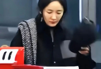 杨幂真实素颜曝光！凌晨出现在机场，发顶稀疏瘪嘴凹脸，干瘪无力