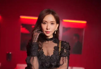 50岁林志玲一身黑色蕾丝现身巴黎时装周，性感逼人，健身照放出