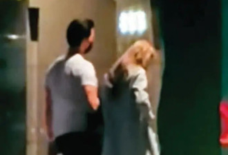 锦荣新恋情疑似曝光 与女生一起逛超市后回家