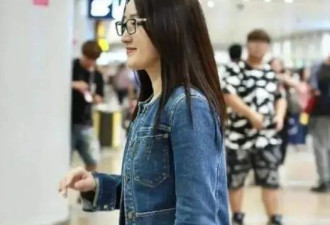 杨钰莹的50岁真不一样！牛仔配碎花裙不仅不丑，美得格外时髦显嫩