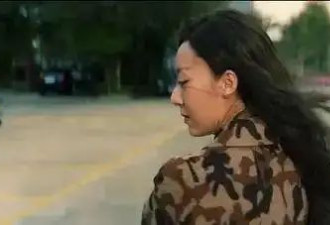 她被称为最丑星女郎 也是周星驰唯一没有捧红的