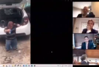 太尴尬了！前总统审判现场 惊现“社死”一幕