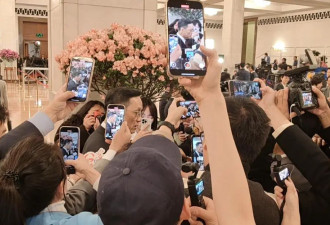 “两会”明星状态不同:靳东受追捧,霍启刚最认真